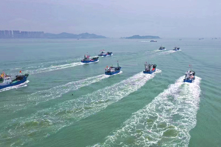 湄洲島東蔡一級漁港，漁船出海。陳建興攝