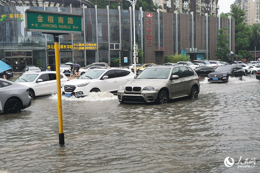 今早九時(shí)左右，福州金榕南路附近積水較為嚴(yán)重，車輛緩慢涉水而過。人民網(wǎng)記者 林曉麗攝