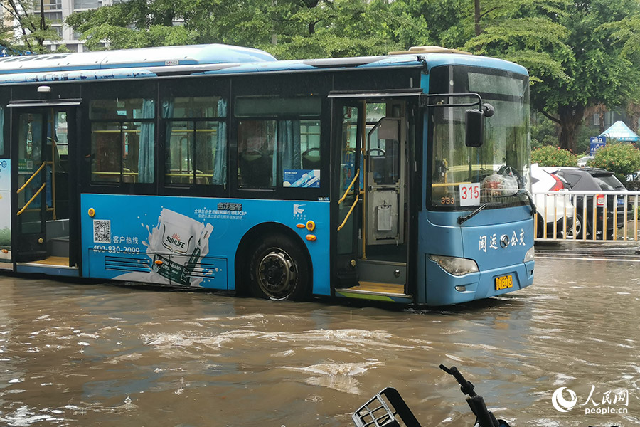 今早九時(shí)左右，福州浦上大道，一輛公交車在積水中熄火。人民網(wǎng)記者 林曉麗攝