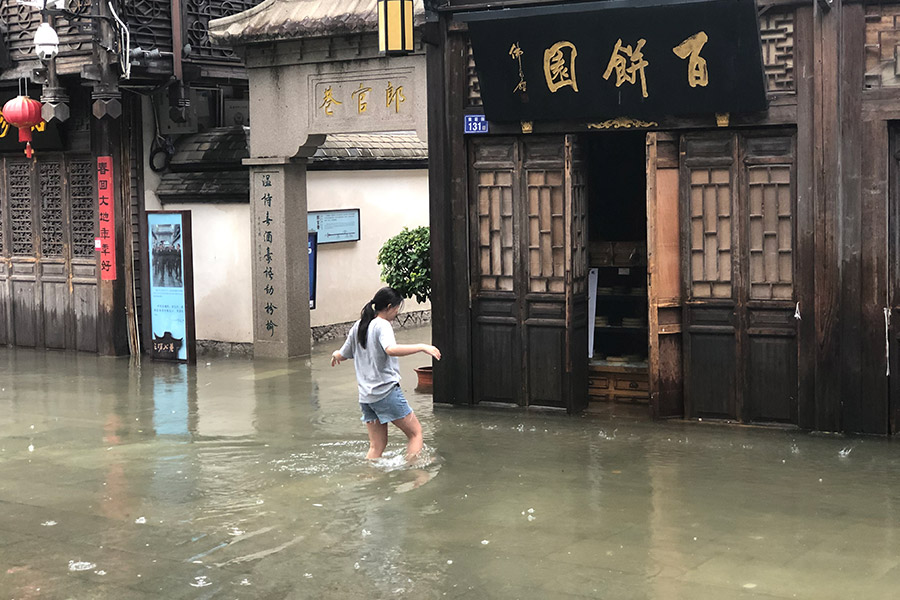 今早九時(shí)左右，福州南后街的積水已沒過小腿。雷永輝攝