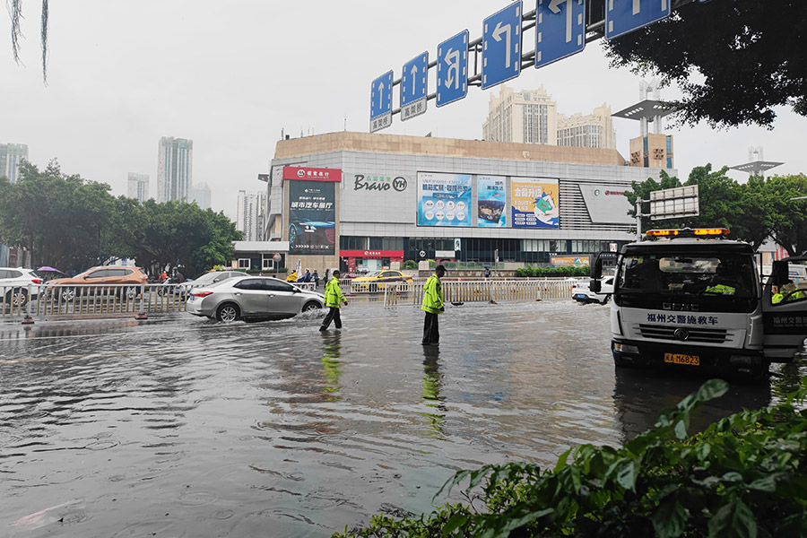 今早八時(shí)左右，西二環(huán)中路施救車正在緊急施救。吳進(jìn)海攝