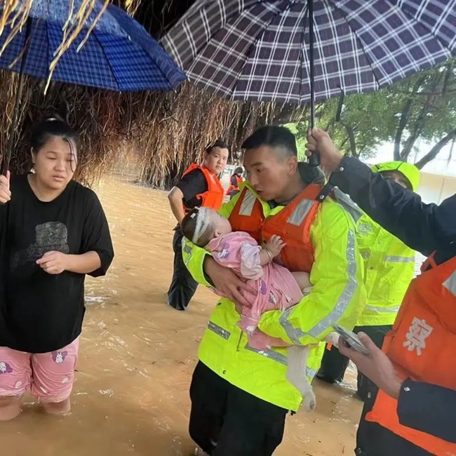 協(xié)助轉移受困幼兒。福州公安供圖