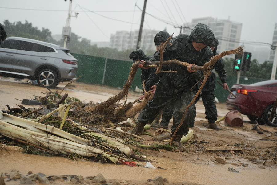 武警福州支隊(duì)官兵正在清理樹木殘枝。黃永峰攝