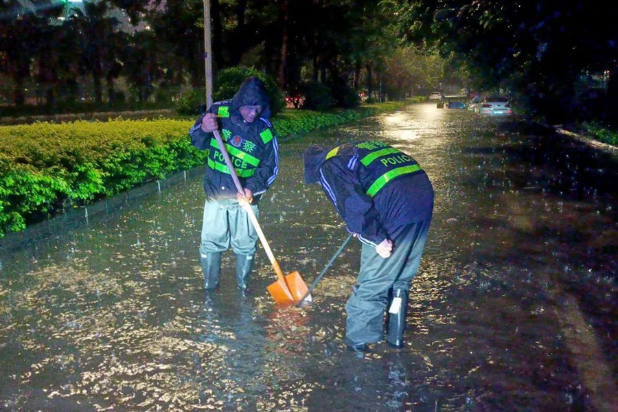 莆田市公安局荔城分局鎮(zhèn)海派出所組織警力對(duì)轄區(qū)湄洲花苑積水路段進(jìn)行排水作業(yè)。莆田市公安局供圖