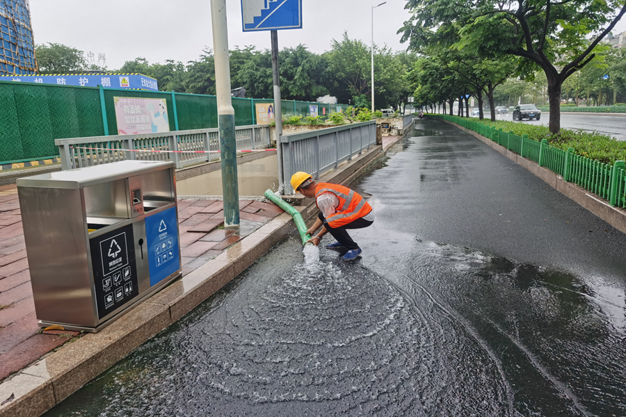 9月6日，福州市政工作人員對(duì)積水地下通道進(jìn)行排水。福州市市政中心供圖