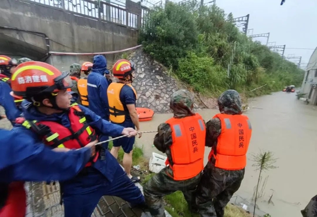 蕉城民兵幫助群眾轉移到安全地帶。