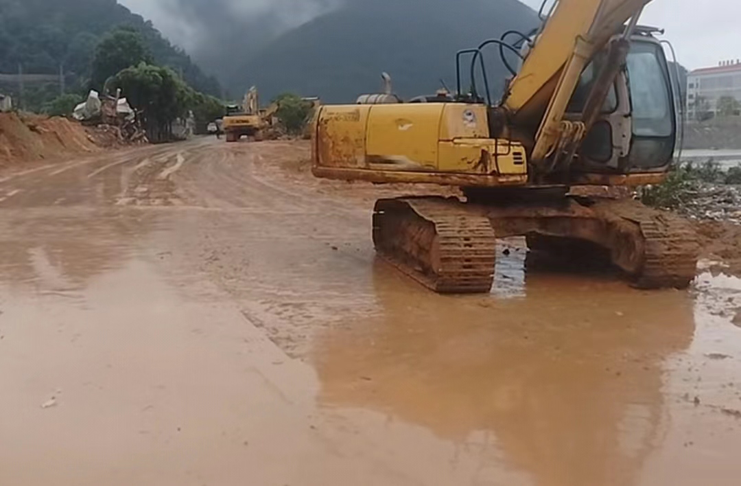 清淤中的道路。蕉城區(qū)融媒體中心供圖