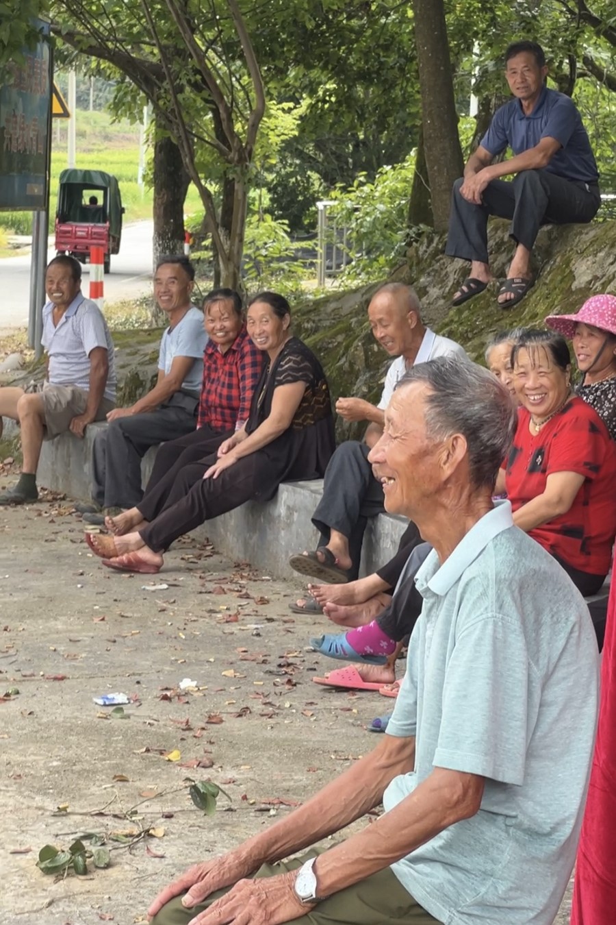 拍攝時，村里老人們有說有笑，坐滿村口。受訪者供圖