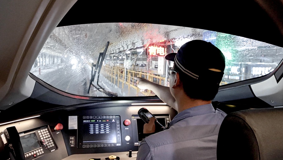 動車組機(jī)械師在檢修智能復(fù)興號雨刮器。福州動車段供圖