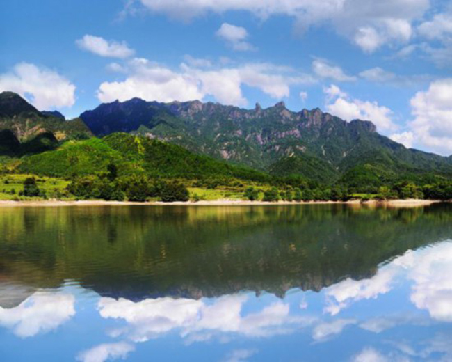 光澤縣積極踐行“綠水青山就是金山銀山”的發(fā)展理念，山更綠了，水更清了。光澤縣委組織部供圖