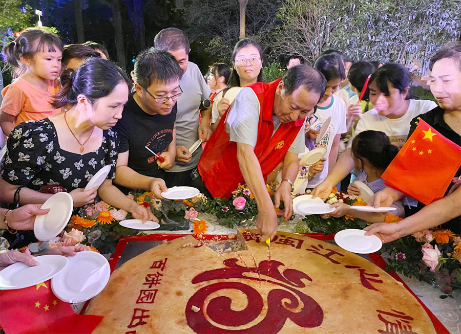  “月圓閩江心，情滿愛情島”。9月28日晚，月色下的福建福州愛情島，福州市最大月餅驚艷亮相，給足了市民滿滿儀式感。陳儀攝