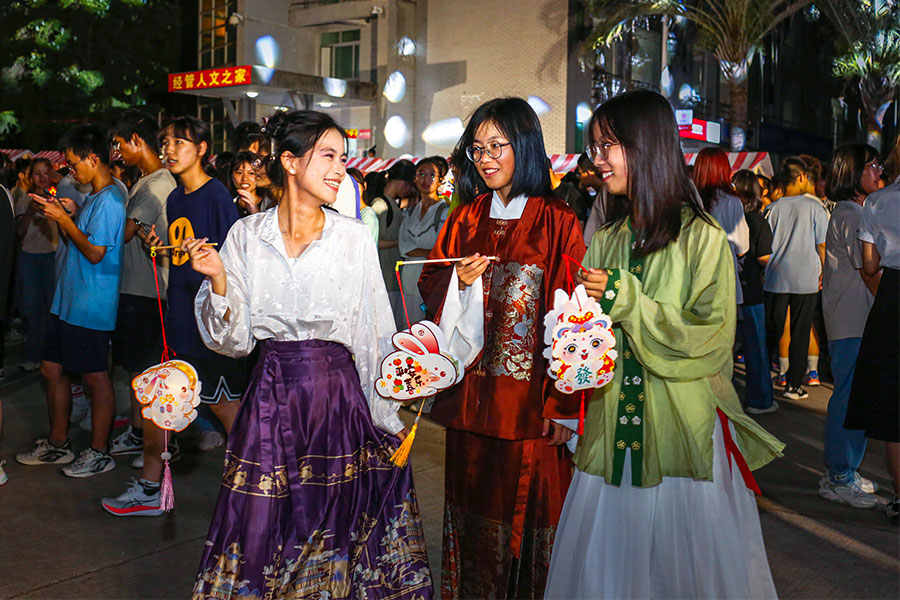 9月27日，福州大學(xué)為在校學(xué)生舉辦“六十五載月團(tuán)圓，燈火萬家慶中華”詩詞大會(huì)暨中秋游園會(huì)，吸引上萬名學(xué)生參與。李江川攝