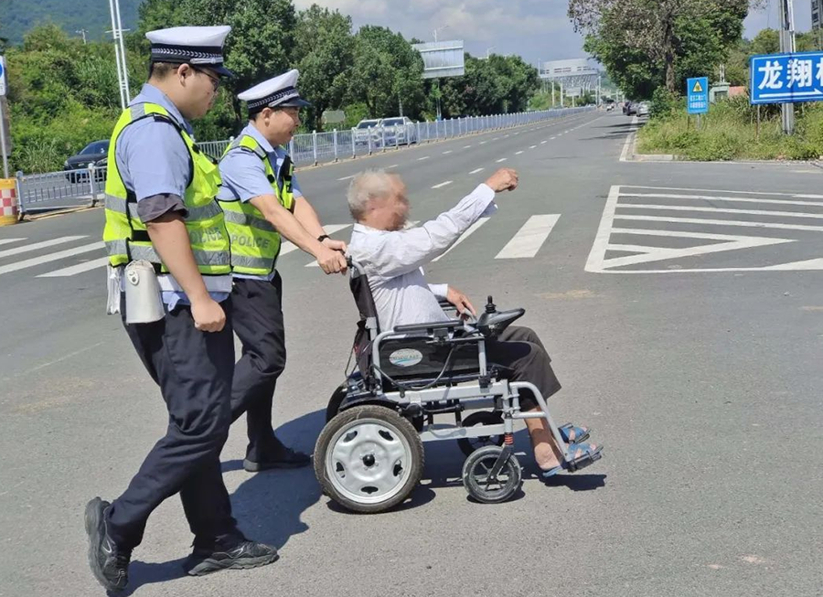 民警護(hù)送老人回家。龍巖警方供圖