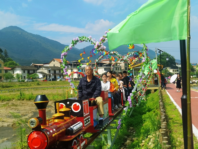 小王村公園里新引進(jìn)了小火車(chē)