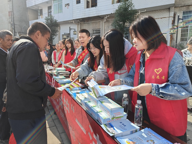 將樂縣白蓮鎮(zhèn)青年志愿者在清廉廣場開展志愿宣傳活動(dòng)。吳佩涵攝