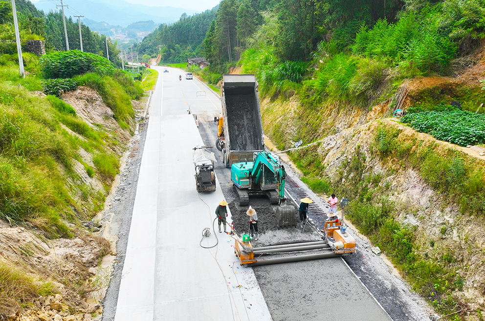 國(guó)道G235尤溪西城至新陽(yáng)（大田界）公路工程一期施工現(xiàn)場(chǎng)，工人正在進(jìn)行路面混凝土施工（尤溪縣融媒體中心供圖）