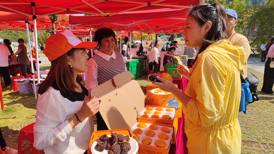 市民游客在集市上選購柿子及相關(guān)產(chǎn)品。古田縣融媒體中心供圖