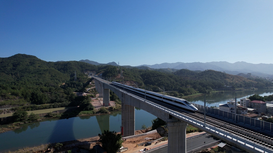 運(yùn)行試驗(yàn)列車駛過龍龍高鐵汀江特大橋。張城鑫攝