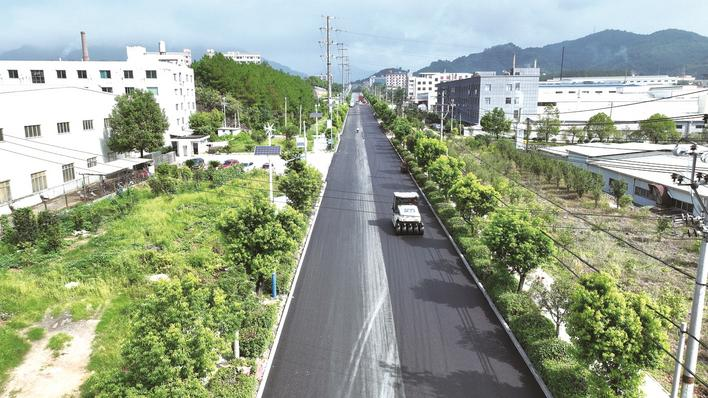 紅土地工業(yè)大道道路改造。黃功興攝