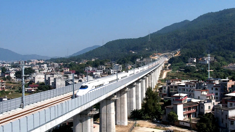 試運(yùn)行列車經(jīng)過十方大橋。張城鑫攝