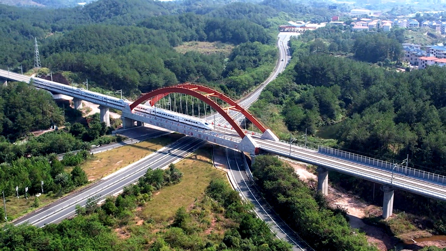 試運(yùn)行列車經(jīng)過汀江特大橋。張城鑫攝