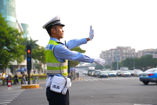 交警疏導(dǎo)道路交通。廈門(mén)市公安局交警支隊(duì)供圖