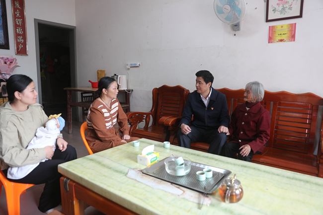 11月9日，市委書記余紅勝赴上杭縣才溪鎮(zhèn)蹲點調(diào)研，走進下才村老紅軍王家豐后代王桂娣家中，與他們親切交流，詳細了解他們的生產(chǎn)生活情況。.jpg