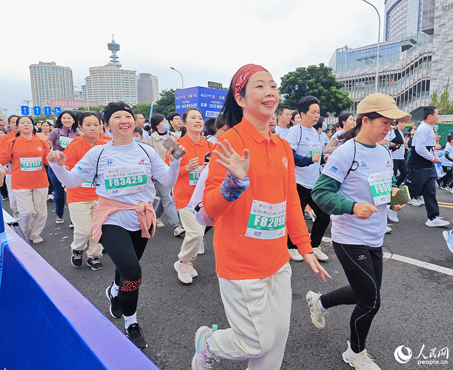 跑者們以極大熱情參與本次福馬。人民網(wǎng) 黃東儀攝