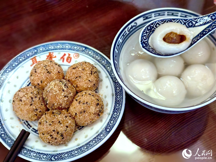 芝麻糍和元宵，是福州冬至最受歡迎的節(jié)氣小食。元宵不同于甜口的湯圓，是咸香的肉餡兒。人民網(wǎng) 葉青卿攝