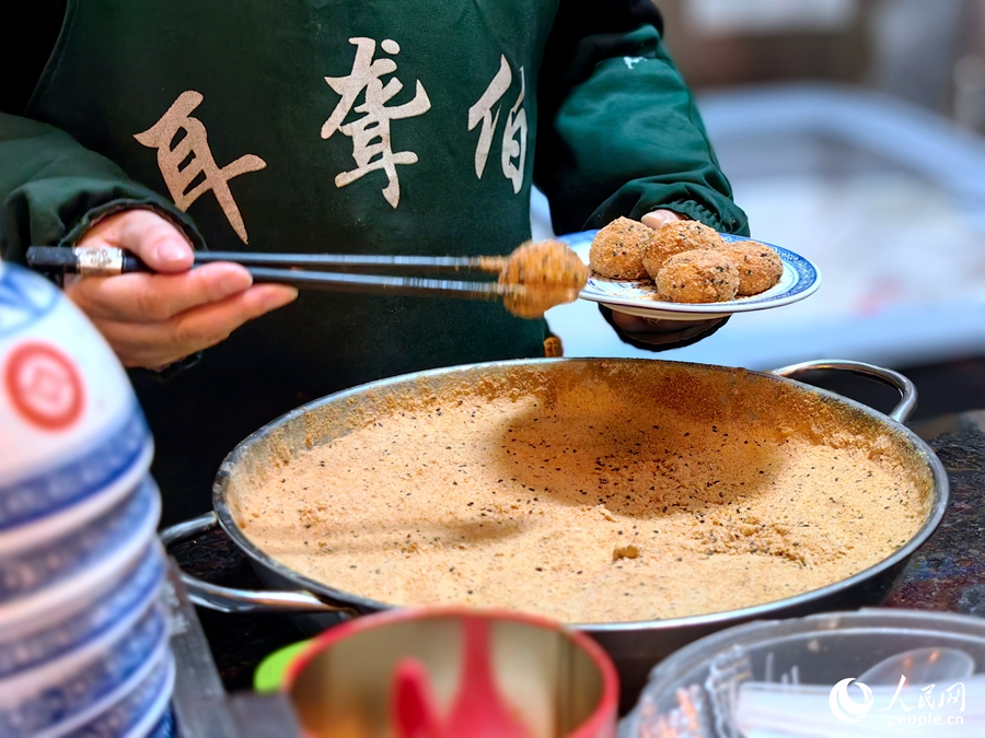 芝麻糍又叫做“米時”（福州話音為“ci”），是大米和糯米按一定比例混合，磨成漿，壓成半干后搓成的圓形丸子，煮熟后裹豆粉、芝麻、糖等，即可食用。人民網(wǎng) 葉青卿攝