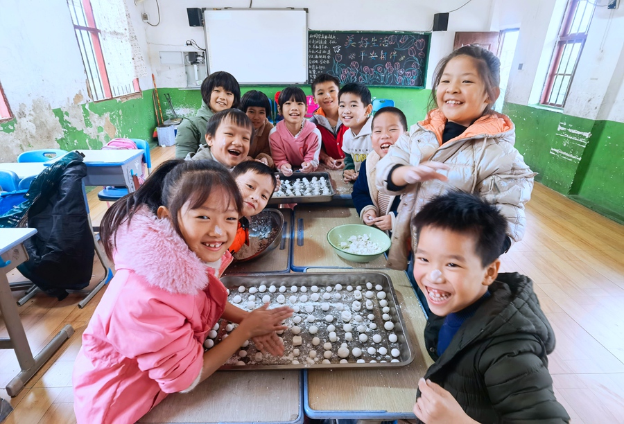 在莆田市仙游縣龍華新峰小學(xué)，孩子們挽起袖子動手包湯圓。胡昂攝