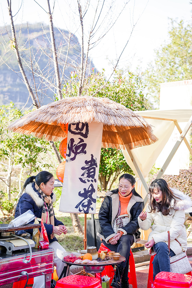 游客圍爐而坐品熱茶。武夷山市數(shù)字武夷電子商務(wù)發(fā)展有限公司供圖