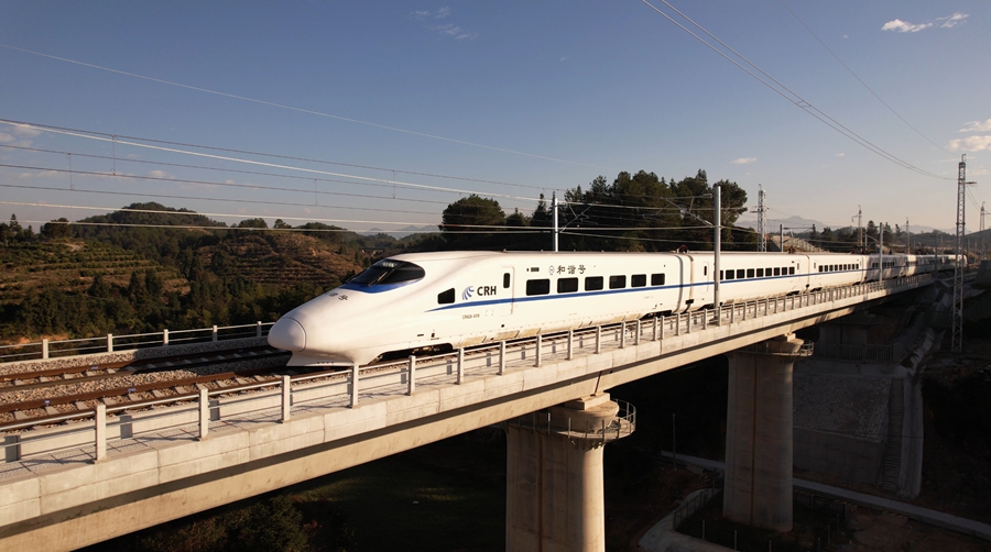 飛速行駛的列車。余云峰攝