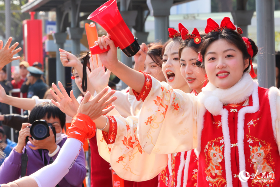 賽道旁的“花式助威團(tuán)”，也成了本屆廈馬的別樣風(fēng)景。人民網(wǎng)記者 陳博攝