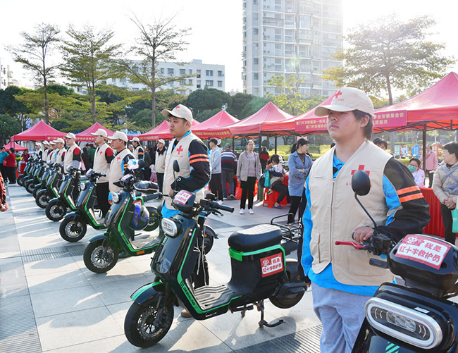 廈門市首支紅十字配送騎士應(yīng)急救護(hù)志愿服務(wù)隊(duì)”成立。周贊家攝