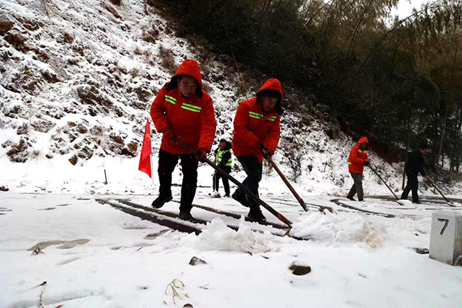 1月22日，受寒潮影響，三明市泰寧縣新橋平垌山路段出現(xiàn)道路積雪，當(dāng)?shù)毓佛B(yǎng)護(hù)人員撒布融雪劑進(jìn)行清障。陳曦?cái)z