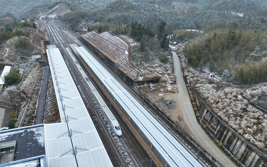 1月22日，列車疾馳在向莆鐵路線上。 張海根攝