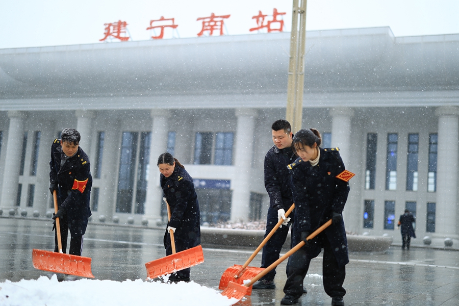 1月22日，在建寧南站，客運(yùn)工作人員正在掃雪除冰。 曹剛攝