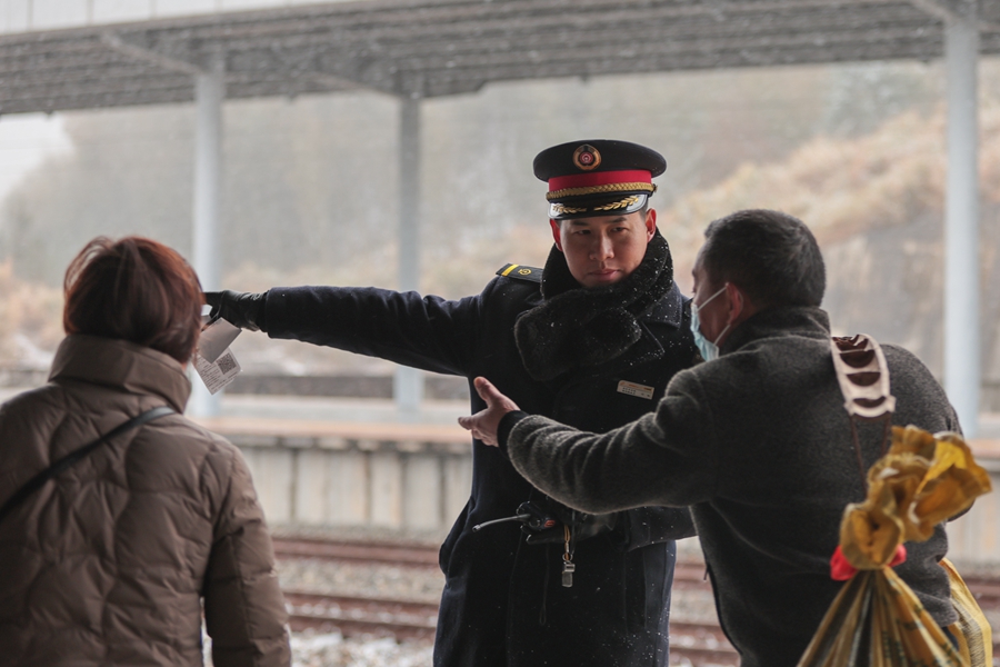 1月22日，在建寧縣北站，鐵路工作人員正在引導(dǎo)旅客候車。 張海根攝