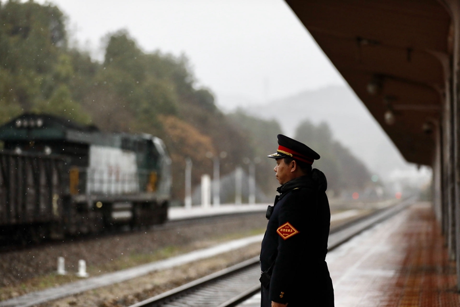 1月22日，在龍巖長汀站，助理值班員正在接發(fā)列車。傅藝鵬攝