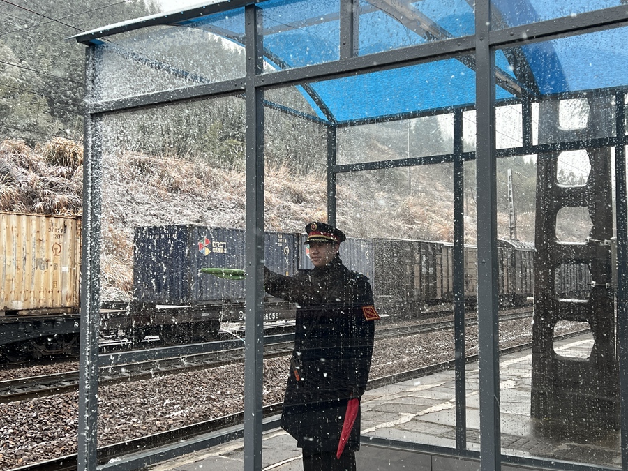 1月22日，在南平園岱站，助理值班員正在接發(fā)列車。張釗攝