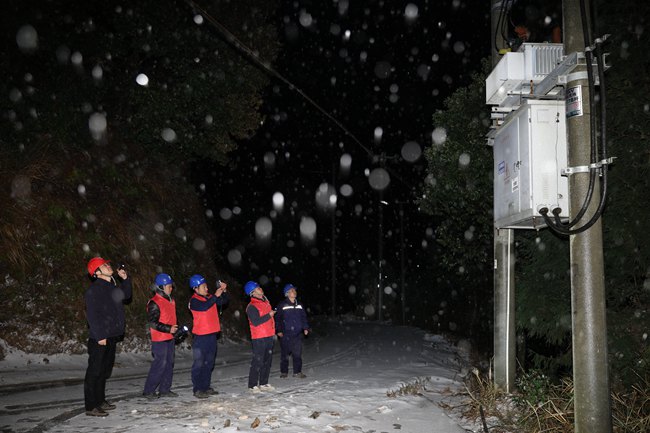 龍巖供電公司員工開(kāi)展冰凍雨雪天氣特巡特護(hù)工作