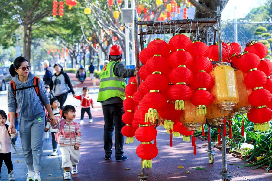 廈門海滄濱湖路上，掛滿燈籠的鐵架引得路人圍觀。陳志強(qiáng)攝