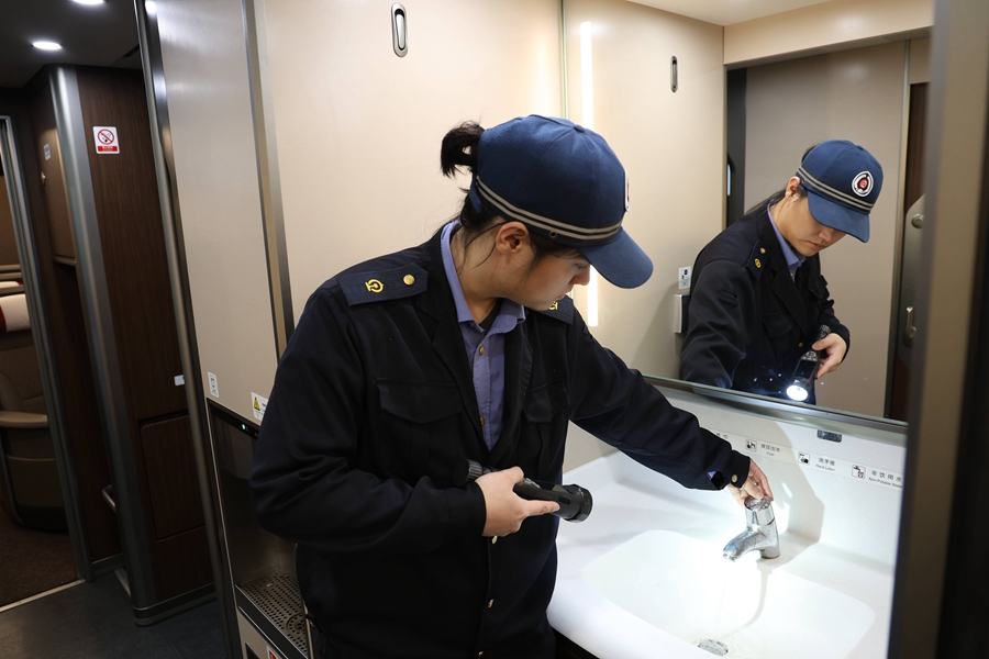 動車組機(jī)械師正在對水池進(jìn)行檢查。譚文卿攝