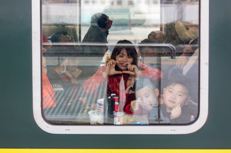 1月26日，Z126次列車(chē)即將從莆田火車(chē)站駛出，旅客“比心”表達(dá)返鄉(xiāng)的喜悅?？道跀z