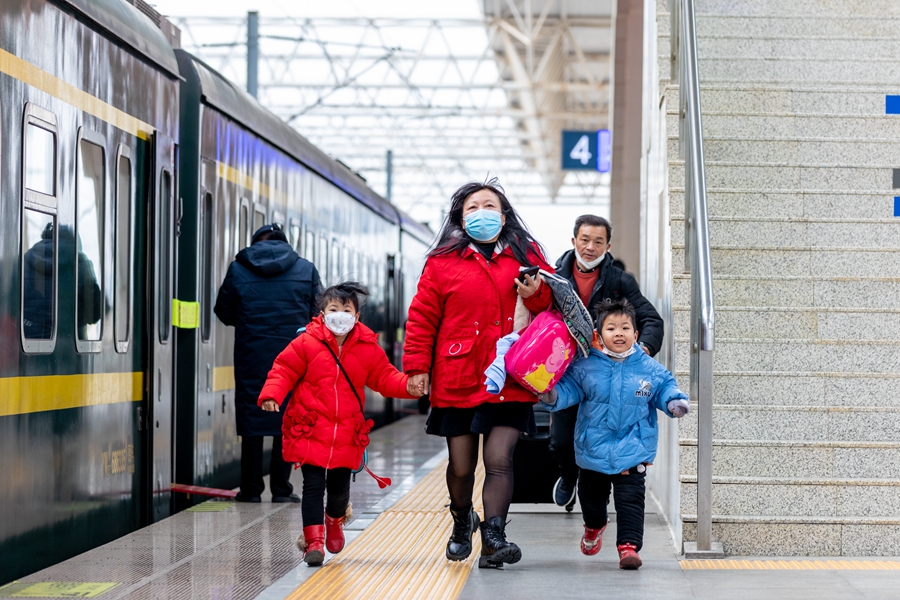 1月26日，莆田火車(chē)站站臺(tái)上，一家四口正一路小跑踏上返鄉(xiāng)的“幸福列車(chē)”。康磊攝