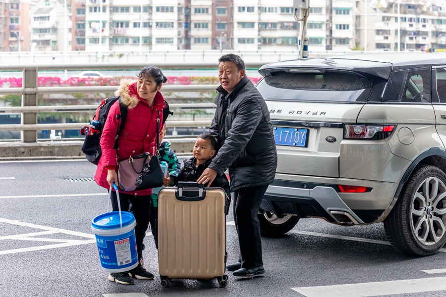 在福州火車(chē)站，一家人正帶著行李，啟程回家過(guò)新年?？道跀z