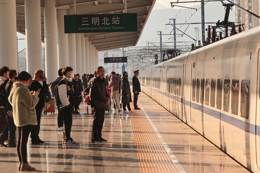 在三明北站，旅客正在有序候車(chē)。張海根攝