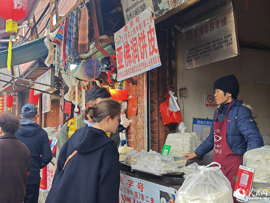 西街上的潤餅皮店。人民網(wǎng) 黃東儀攝