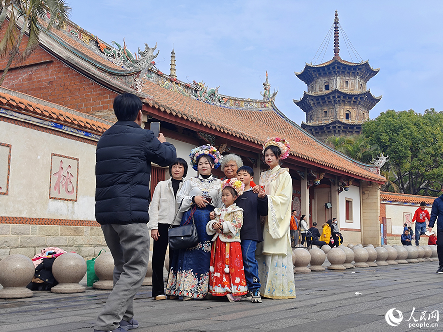 游客們在開元寺門口合影。人民網(wǎng) 黃東儀攝